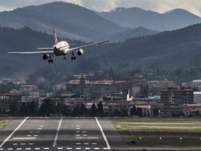 Un avi&oacute;n aterriza con problemas a causa del viento en Loiu (Bizkaia).