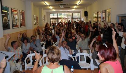 Los miembros del Consell Polític Nacional de Esquerra Unida, en el momento de votar la convocatoria de las primarias.