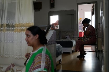 Tres miembros de una familia de origen magrebí en el salón de casa junto al barrio de San Antonio de Torre Pacheco, este lunes.