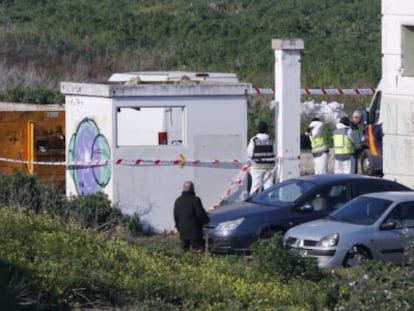 Agentes de la policía buscan el cuerpo de Marta en la escombrera de Camas.