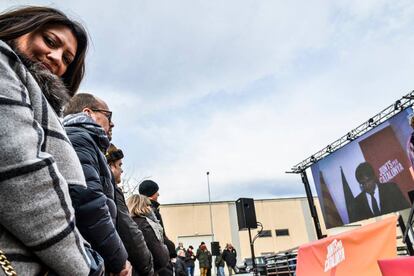 Marcela Topor, dona de Carles Puigdemont, mira el seu marit a la pantalla a l&#039;acte de Sant Juli&agrave; de Ramis.