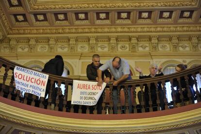 Protestas durante el pleno 