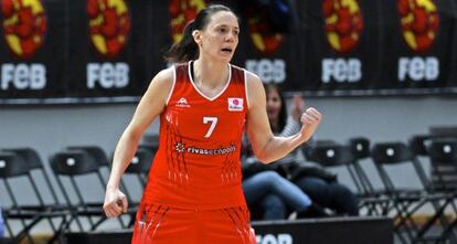 La jugadora de Rivas Ecópolis, Clara Bermejo, durante un lance del partido.