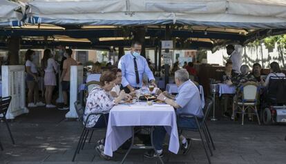 Un restaurant de Barcelona, amb la nova limitació de reunions de màxim sis persones.