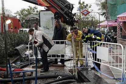 Bomberos y operarios extraen el agua acumulada en la estación del metro de Canillejas.