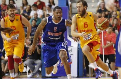 Sergio Rodríguez corre con el balón, anoche en Murcia. 