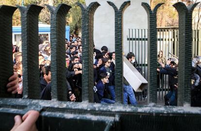 Estudiantes iraníes se enfrentan con la policía antidisturbios durante una protesta antigubernamental alrededor de la Universidad de Teherán el 30 de diciembre.