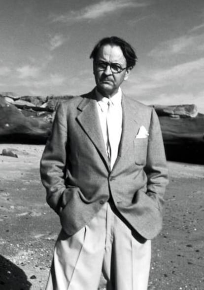 El escritor Raymond Chandler, en una playa.