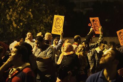 Los opositores de Morsi han continuado ya entrada la noche manifest&aacute;ndose en El Cairo