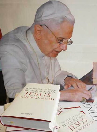 Joseph Ratzinger, junto a un ejemplar de 'Jesús de Nazaret'