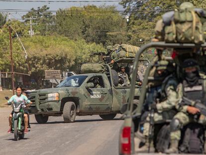 Elementos del Ejército mexicano en Aguililla, Estado de Michoacán (México), el 9 de febrero de 2022.