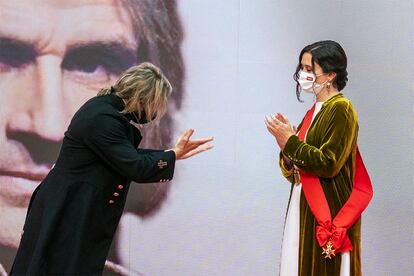 La presidenta de la Comunidad de Madrid, Isabel Díaz Ayuso, entrega la Gran Cruz de la Orden del Dos de Mayo al compositor Nacho Cano, en mayo de 2021. 