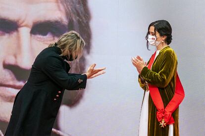 La presidenta de la Comunidad de Madrid, Isabel Díaz Ayuso, ha entregado este domingo la Gran Cruz de la Orden del Dos de Mayo al compositor Nacho Cano que, por su parte, ha escenificado que se la cedía a la regidora madrileña: "Creo que la medalla al Arte y la Cultura este año, por haber mantenido los teatros abiertos, por ser tan valiente y por ser tan buena presidenta, te la mereces tú".