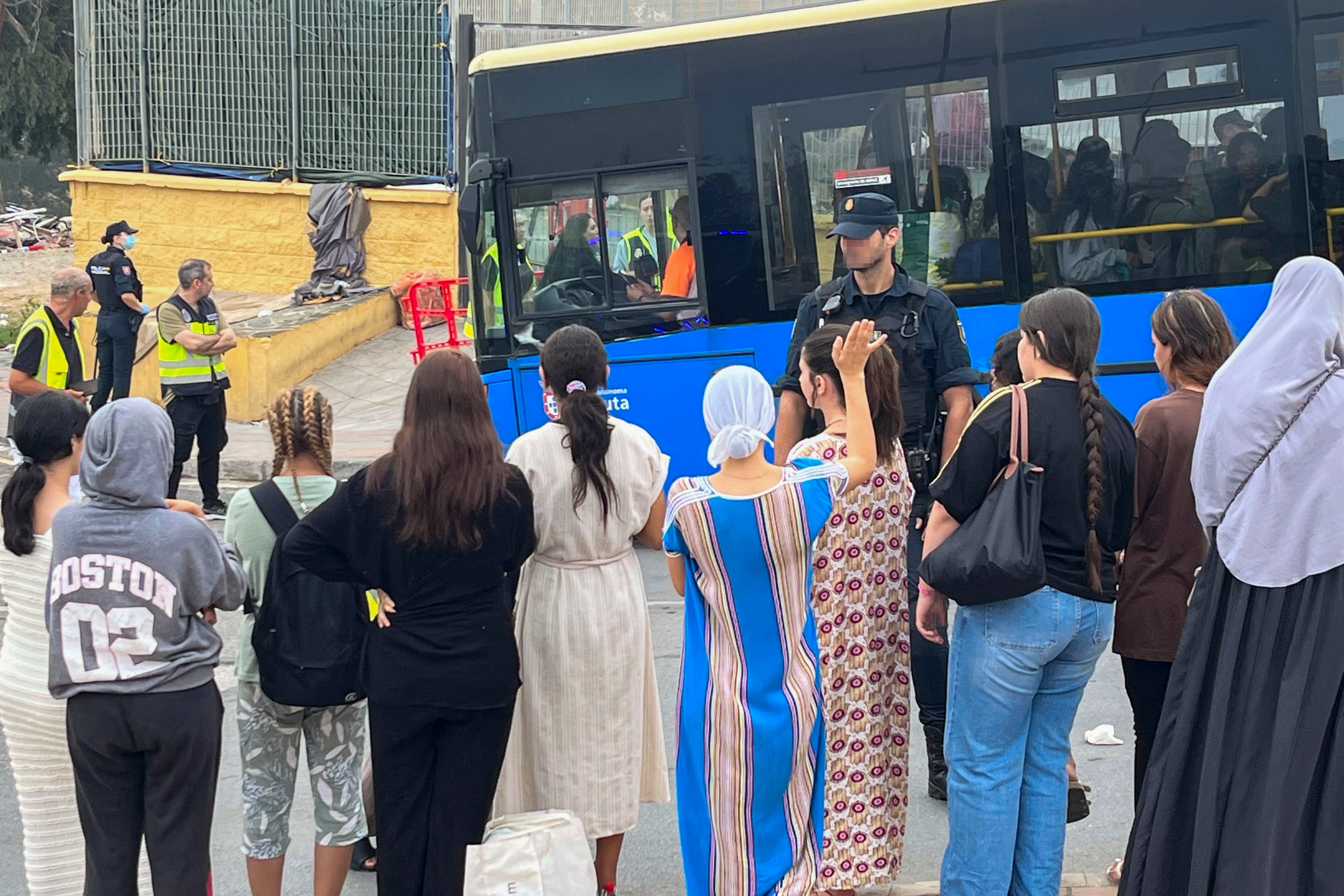 Última hora de la entrada de inmigrantes a Ceuta, en directo | Ayuso acusa a Sánchez de “abandonar las fronteras” y señala a Marruecos