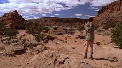 La última escena que grabaron para ‘Breaking Bad’ no pertenece al último capítulo de la serie, sino al antepenúltimo episodio, el famoso ‘Ozymandias’. En un momento dado, la historia viaja a los tiempos en los que Walter y Jesse empezaban a cocinar metanfetamina en la mítica caravana en el desierto de Nuevo México. Ese flashback fue lo último que se rodó, tras lo que el equipo fue a celebrar el final en un bar cercano. La noche terminó con Cranston con un tatuaje del logo de la serie en un dedo. <b>Dónde ver 'Breaking Bad'</b>. Si todavía no la has visto, te la recomendamos vivamente y en España la tienes al completo tanto en <b>Movistar +</b> como en <b>Netflix</b>.