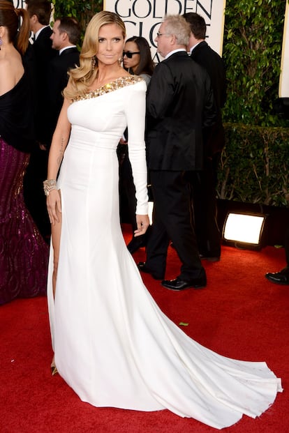 Heidi Klum no nos convence con este vestido blanco con el que deja completamente indiferente.