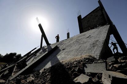 Palestinos inspeccionan los daños de una casa, un día después de sufrir un ataque aéreo de Israel sobre la franja de Gaza, en Palestina.