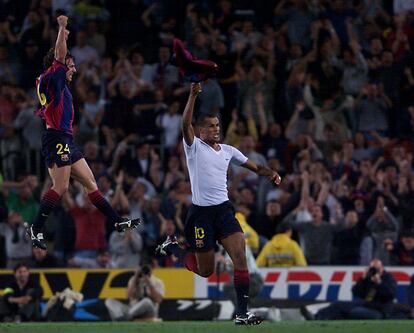 El exazulgrana Rivaldo celebra junto a Carles Puyol el gol que clasificó al FC Barcelona para la Champions League en la última jornada de la campaña 2000-01.