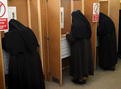 Tres religiosas preparan su voto ayer en Dublín.