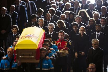 El féretro de Adolfo Suárez, acompañado de su familia, en el Interior de la Catedral de Ávila donde será enterrado.