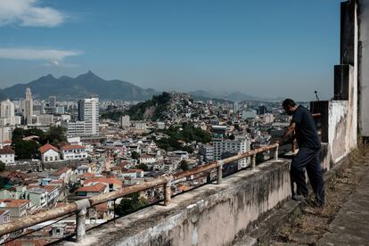 Alan Nascimento, una de las personas que trabaja en el edificio Joseph Gire, o A Noite, observa la impresionante vista desde lo alto de la terraza del edificio.