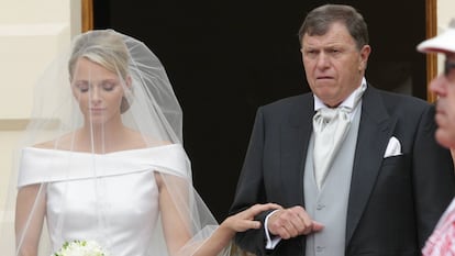 Charlene junto a su padre, Michael Kenneth Wittstock, el día de su boda con el príncipe Alberto, en 2011.