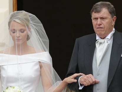 Charlene junto a su padre, Michael Kenneth Wittstock, el día de su boda con el príncipe Alberto, en 2011.