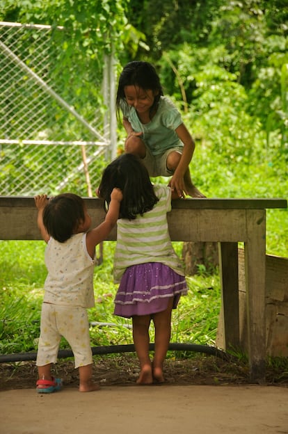 Tres niñas juegan en la comunidad de San Miguel.