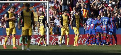 Os jogadores do Levante comemoram o segundo gol.
