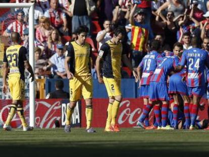 Os jogadores do Levante comemoram o segundo gol.