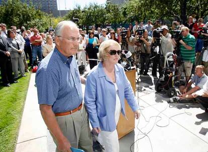 El senador Craig, acompañado por su esposa, Suzanne, tras leer un comunicado en Boise, Idaho, el martes pasado.