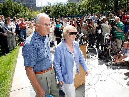 El senador Craig, acompañado por su esposa, Suzanne, tras leer un comunicado en Boise, Idaho, el martes pasado.