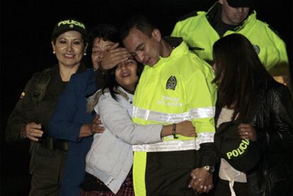 Carlos Alberto Ocampo abraza a su familia el domingo en Bogotá tras ser liberado por las FARC.