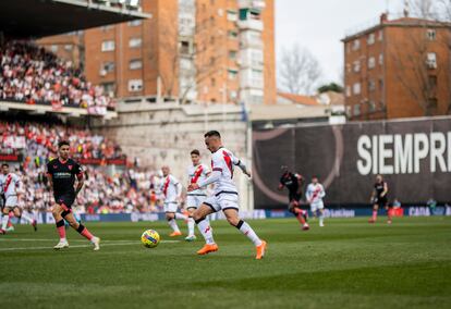 El centrocampista Álvaro García, en una jugada durante el partido de liga contra el Sevilla.


