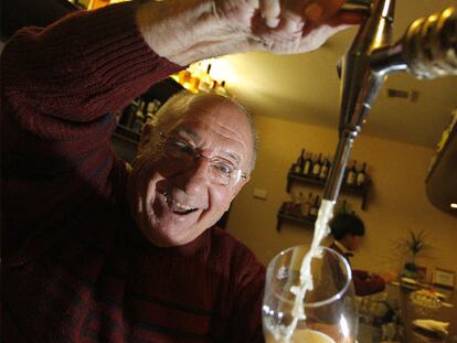 Alfredo Landa, tirando una caña en el bar del hotel donde tiene su tertulia todos los sábados.