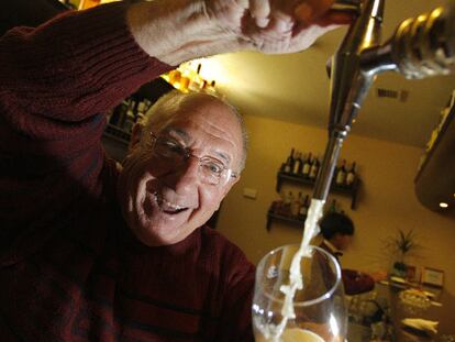 Alfredo Landa, tirando una caña en el bar del hotel donde tiene su tertulia todos los sábados.