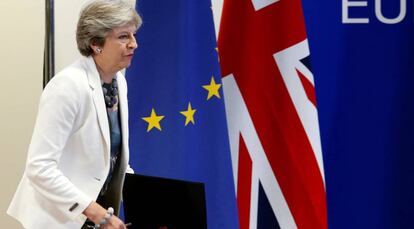 Theresa May, antes de dirigirse a la prensa en Bruselas.