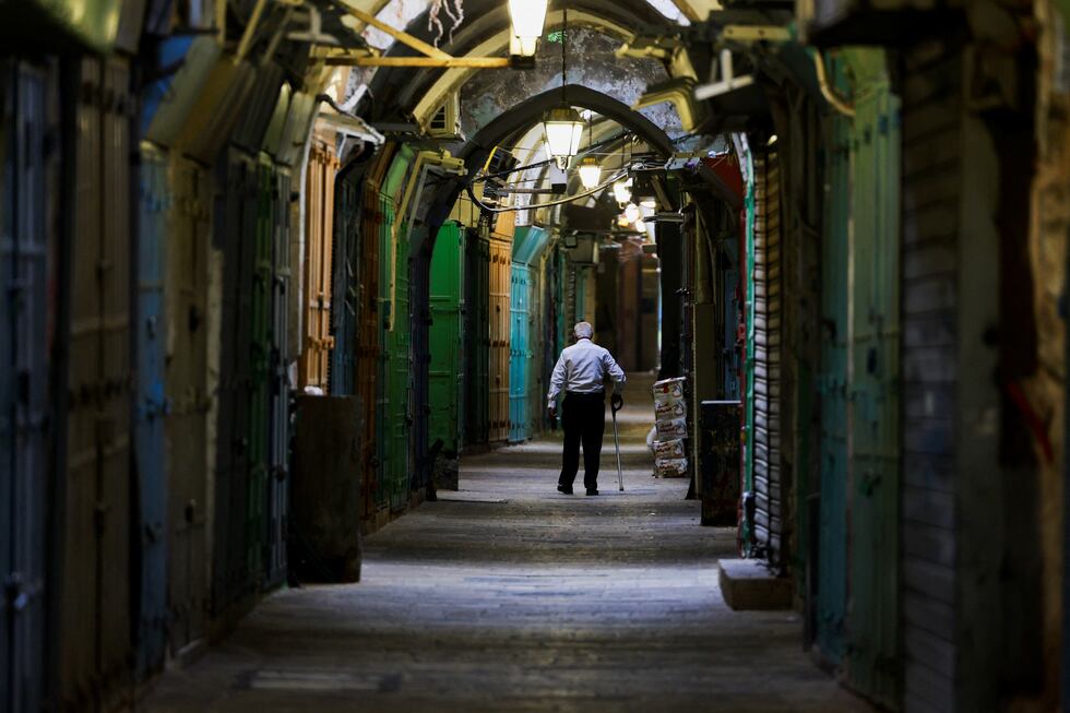 Un hombre camina entre las tiendas cerradas de Jerusalén Este, este lunes. 