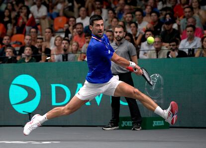 Djokovic intenta devolver la pelota ante Davidovich.