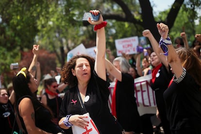 Miembros del Partido Alternativa Feminista marchan frente el Servicio Electoral de Chile, en enero de 2020.