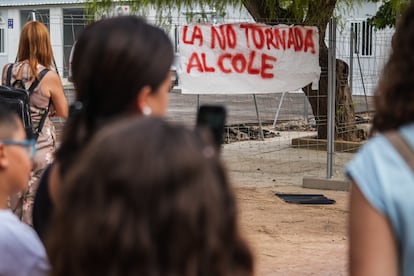 Varias personas con pancartas, durante la protesta del pasado lunes por el no inicio del curso, frente a los barracones de Ceip Lluis Vives y la Escuela Infantil Ausiàs March de Massanassa.