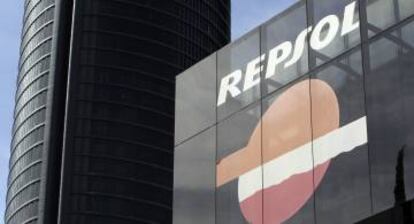 Vista del logotipo de la compañia petrolera Repsol.