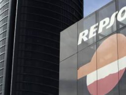 Vista del logotipo de la compañia petrolera Repsol.
