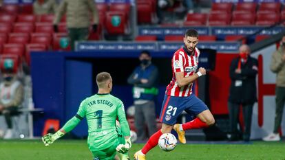 Yannick Carrasco supera a Ter Stegen antes de marcar a puerta vacía el tanto que le dio la victoria del Atlético ante el Barcelona este sábado.