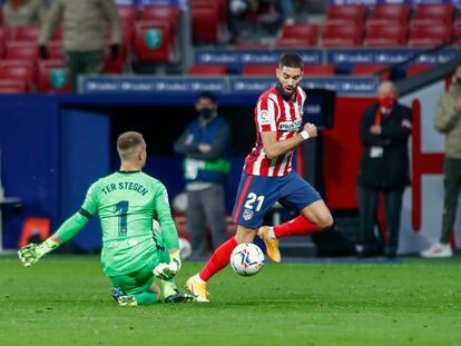 Yannick Carrasco supera a Ter Stegen antes de marcar a puerta vacía el tanto que le dio la victoria del Atlético ante el Barcelona este sábado.