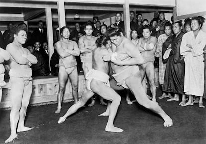 Dos luchadores de sumo en Japn en 1924.