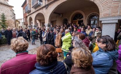 Minuto de silencio en la plaza del Ayuntamiento de La Puebla de Almoradiel (Toledo) tras el asesinato de Liliana Mataescu en febrero de 2020.