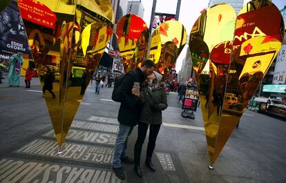 Una pareja se besa entre corazones en Nueva York.