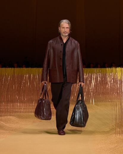 El actor Mads Mikkelsen cierra el desfile Zegna, este 17 de junio en la semana de la moda masculina de Milán.