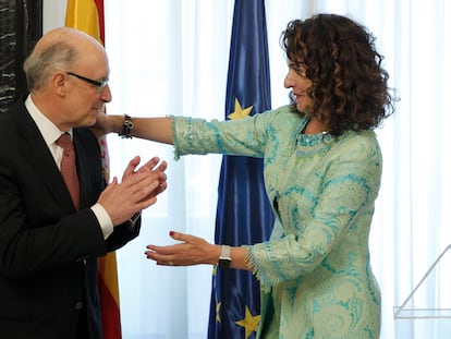 El exministro de Hacienda, Cristóbal Montoro, y la actual titular del ramo, María Jesús Montero, en verano de 2018